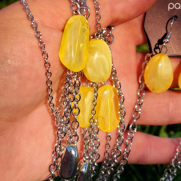 Yellow swirl beaded necklace 3 layers - Picture 2 of 4